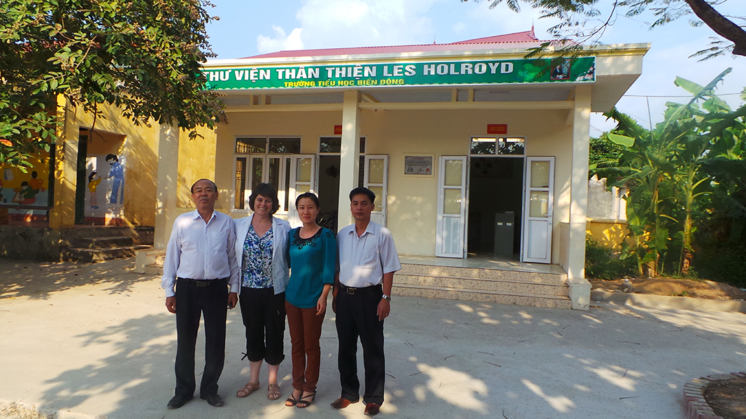 Les Holroyd Biển Động Primary School Library, Bắc Giang Province